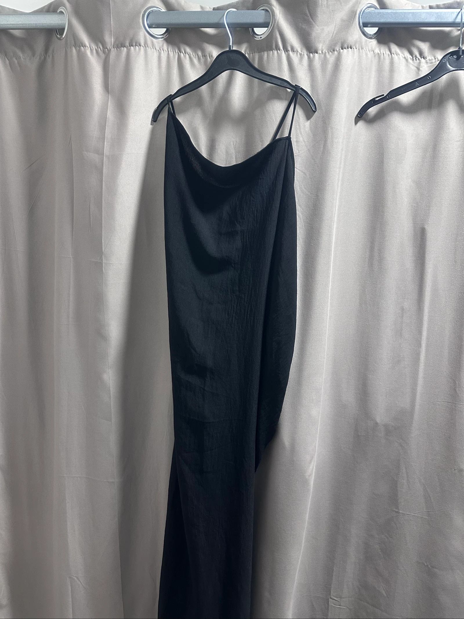 Longue robe Zara noire à fente dos nus croisé 